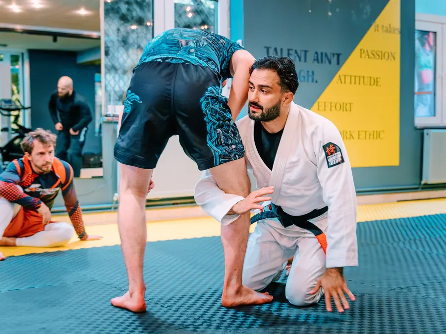 Membri ai comunității Eden Combat Academy la un antrenament de BJJ în Brașov
