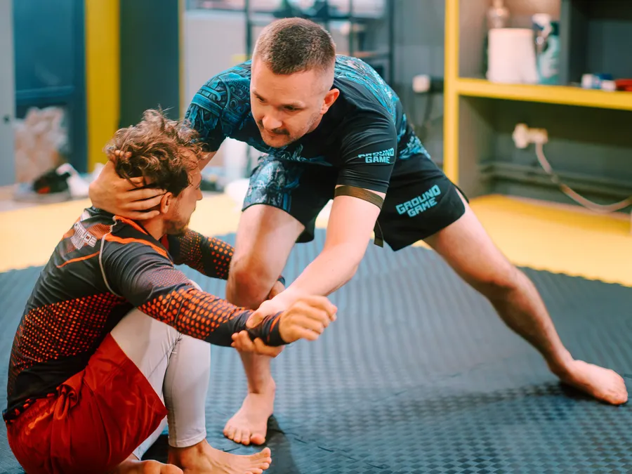 Antrenament de grappling la Eden Combat Academy din Brașov, doi practicanți lucrând fără kimono
