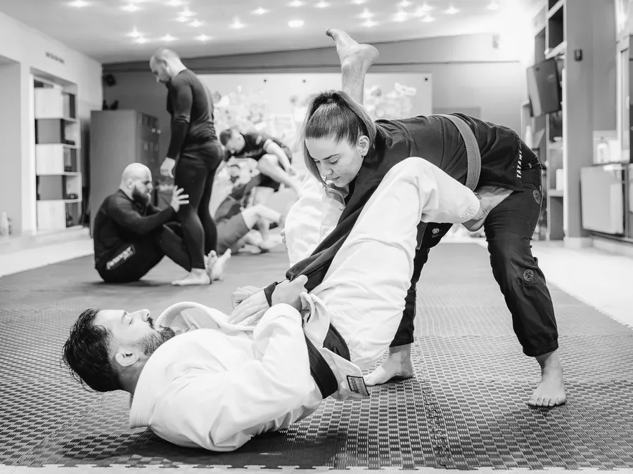 Open Mat de BJJ la Eden Combat Academy din Brașov, rulaj în kimono pe saltea
